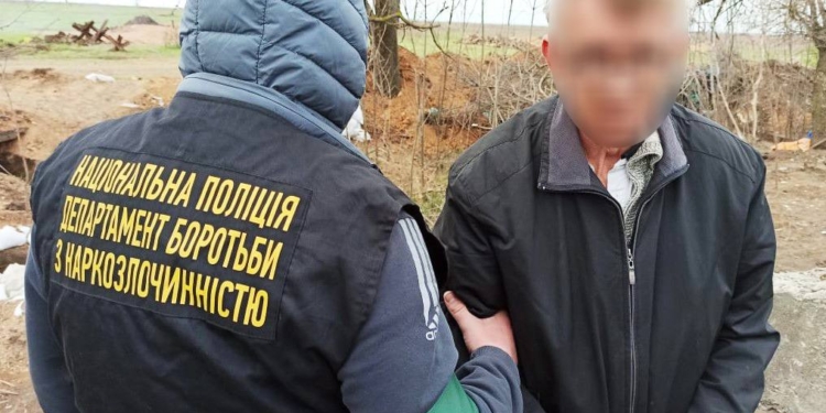 Майже 150 згортків із метадоном виявили правоохоронці Миколаївщини на блокпосту у мешканця Херсонщини (ФОТО)