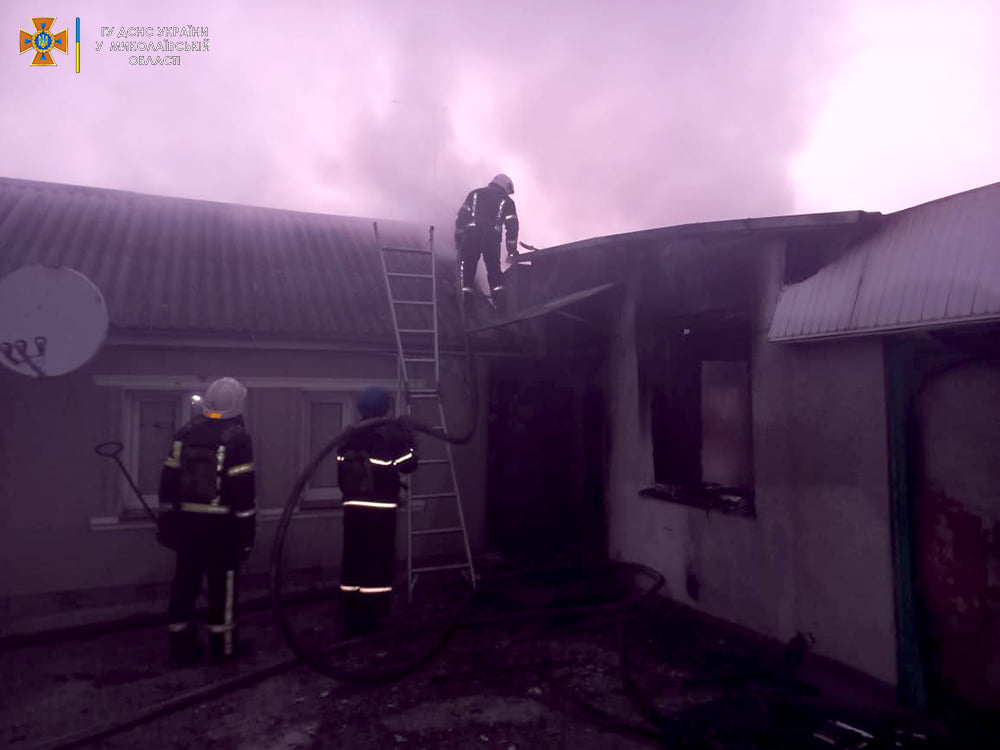 Зранку рятувальники Миколаївщини у Шевченкове загасили пожежу, яка виникла внаслідок обстрілу (ФОТО) 7