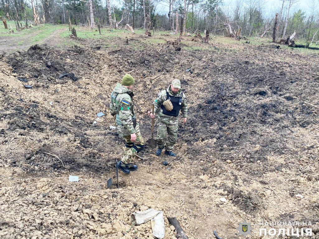 На вихідних поліцейські працювали у черговому звільненому селі на Миколаївщині – документували злочини і розміновували об’єкти (ФОТО, ВІДЕО) 8