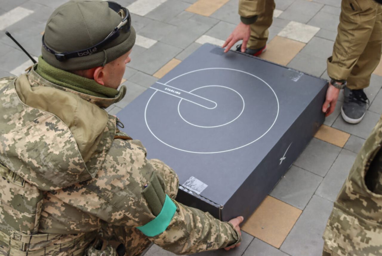 Мама Ілона Маска через родину миколаївців Тимошиних передала Starlink, який вже поїхав до польового госпіталю на «нульові позиції» (ФОТО)