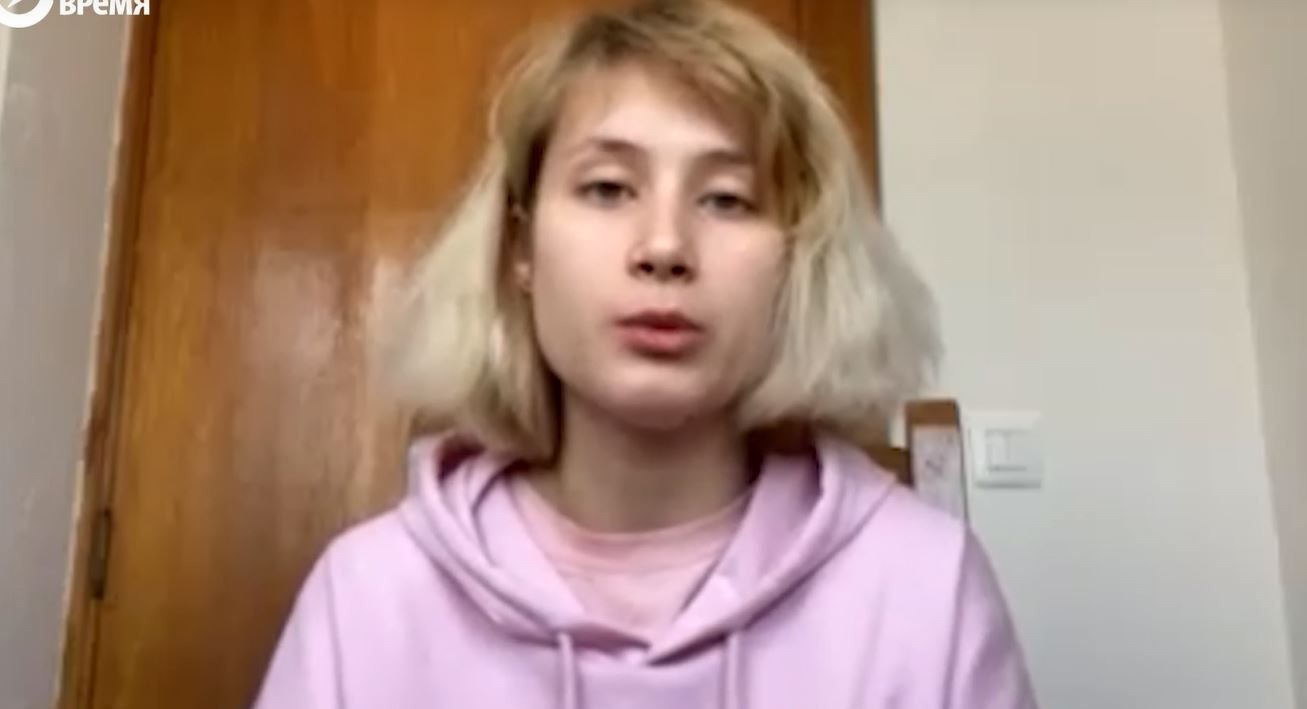 “А не отрезать ли тебе ухо?” Девушка из Мариуполя рассказала о допросе в российском фильтрационном лагере (ВИДЕО)