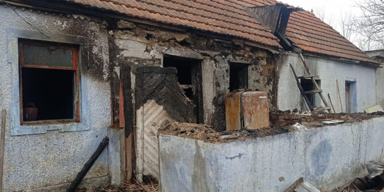 У Вознесенському районі ледь не згоріла сім’я з дітьми – людей врятували сусіди, пожежні загасили вогонь (ФОТО)