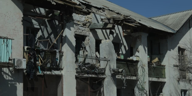 Тут ніколи не було військових об’єктів: окупанти щоденно гатять по селищу Луч біля Миколаєва (ФОТО)