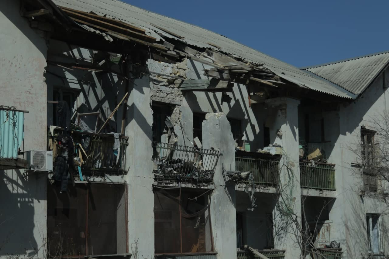 Тут ніколи не було військових об’єктів: окупанти щоденно гатять по селищу Луч біля Миколаєва (ФОТО)