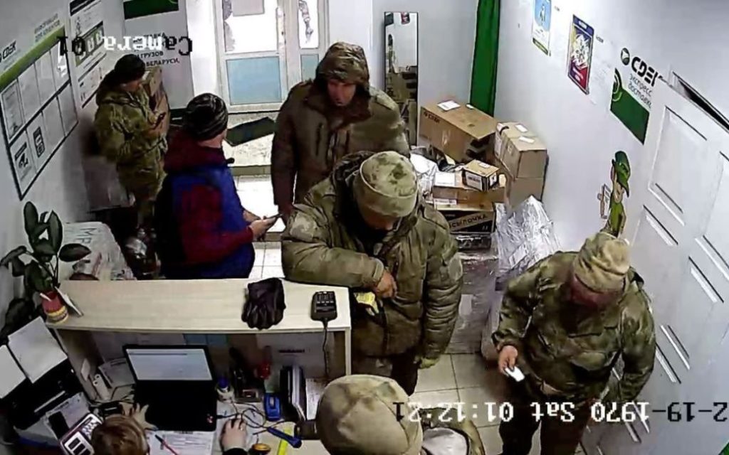 Рашисты в беларуси штурмуют курьерские доставки - отправляют домой награбленное в домах украинцев (ВИДЕО) 1