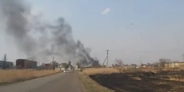 В Уссурийске вспыхнул пожар на авиабазе (ВИДЕО)