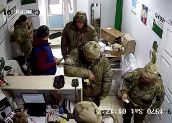 Рашисты в беларуси штурмуют курьерские доставки – отправляют домой награбленное в домах украинцев (ВИДЕО)