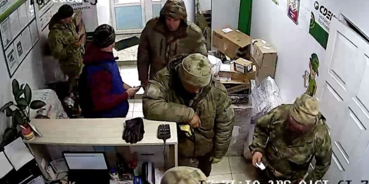 Рашисты в беларуси штурмуют курьерские доставки – отправляют домой награбленное в домах украинцев (ВИДЕО)