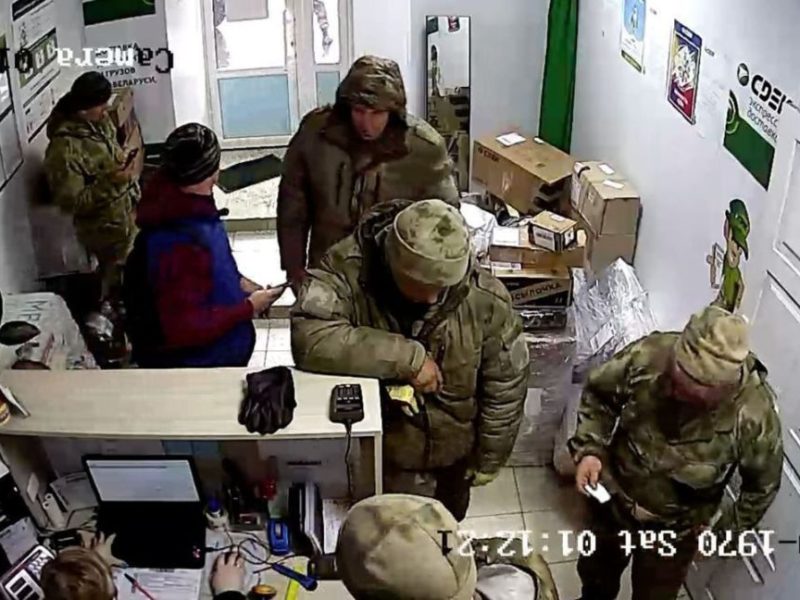 Рашисты в беларуси штурмуют курьерские доставки — отправляют домой награбленное в домах украинцев (ВИДЕО)