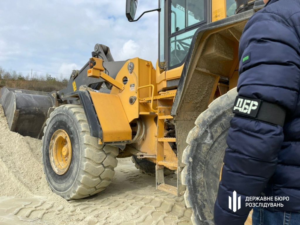 На Львівщині ДБР проводить обшуки у родичів Віктора Медведчука та Тараса Козака. Поки дещо знайшли на квартирі дружини Козака (ФОТО) 14