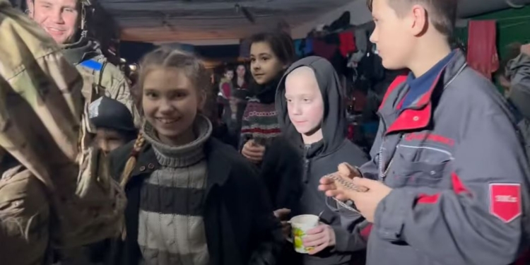 В подземельях “Азовстали” – женщины и дети. Они просят гумкоридор к своим (ВИДЕО)