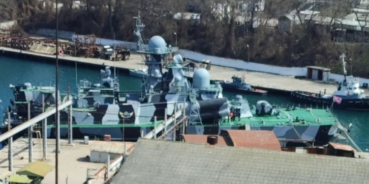 В Севастополе на ремонт привели малый ракетный корабль на воздушной подушке с закрашенным бортовым номером (ФОТО)