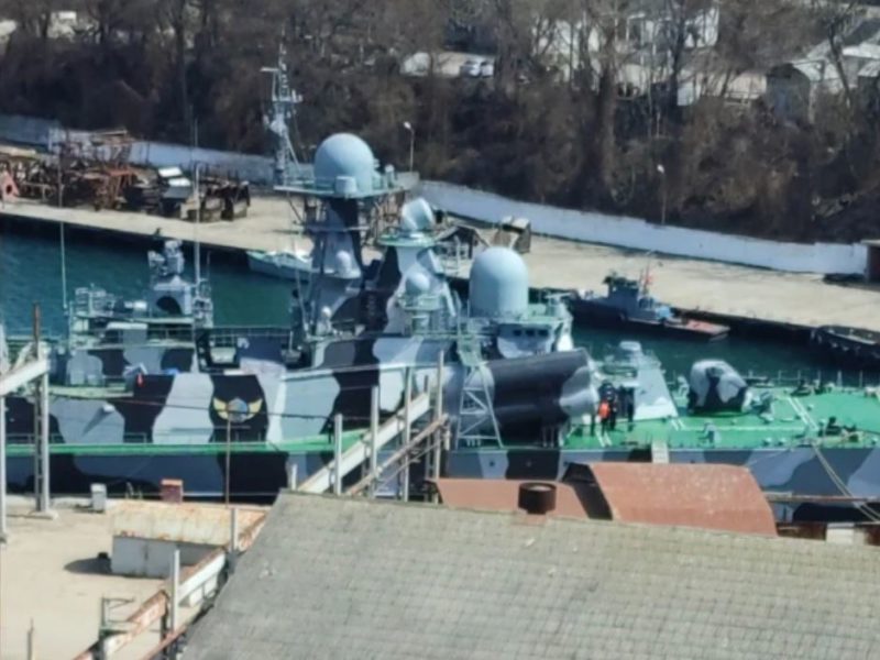 В Севастополе на ремонт привели малый ракетный корабль на воздушной подушке с закрашенным бортовым номером (ФОТО)