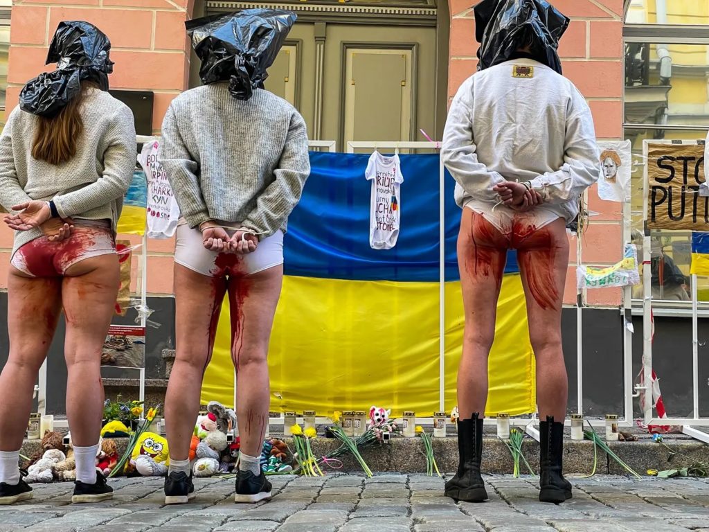 В Таллине перед посольством россии 20 женщин протестовали против изнасилований русскими оккупантами украинских женщин и детей (ФОТО) 15