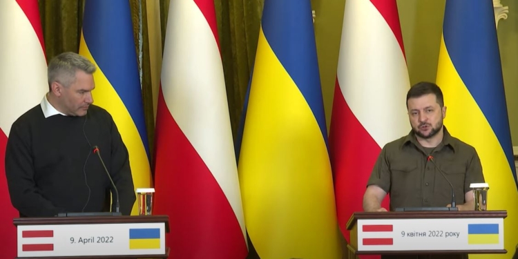 Канцлер Австрии Карл Негаммер обещает “очень мощные” санкции – он приехал в Киев и посетит Бучу (ВИДЕО)