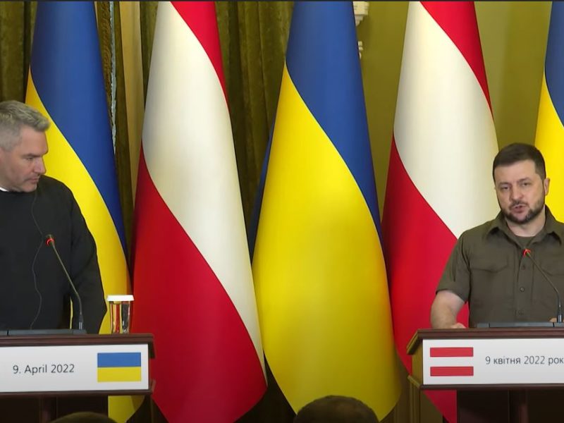 Канцлер Австрии Карл Негаммер обещает «очень мощные» санкции — он приехал в Киев и посетит Бучу (ВИДЕО)