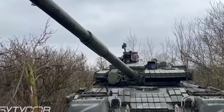 Роспропагандисты помогли ВСУ разбить танковую колонну и захватить парадный Т-80 (ВИДЕО)