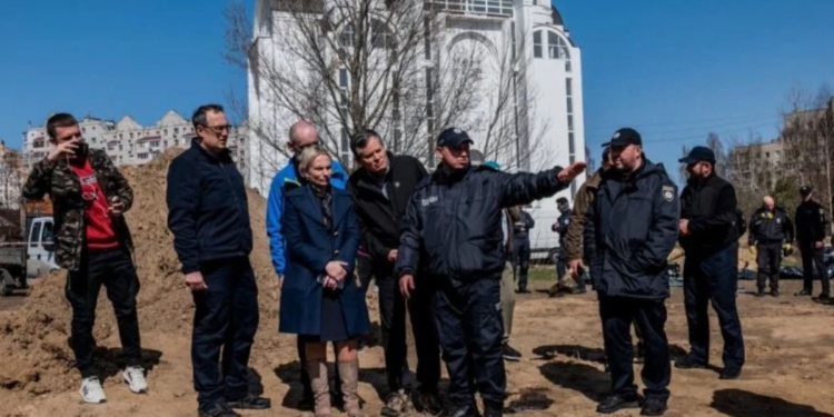 “Если “дикарю” удастся выжить, он  предстанет перед справедливым судом”, – сенаторы США побывали в Буче и Бородянке