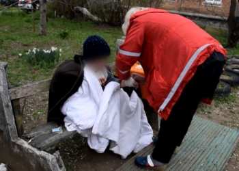 В Николаеве горел дом, дедушку и внука спасали через окно (ФОТО, ВИДЕО)
