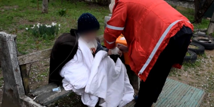 В Николаеве горел дом, дедушку и внука спасали через окно (ФОТО, ВИДЕО)