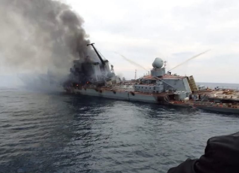 Резать хвост по частям. В россии признали потери затопленного крейсера “Москва” – якобы 1 погибший, 27 пропавших (ВИДЕО)