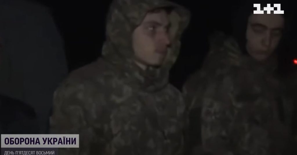 Рашисты выдают похищенных в разных местах украинцев за сдавшихся в плен морпехов из Мариуполя - в Сумах на видео с "пленными" узнали студента (ВИДЕО) 1