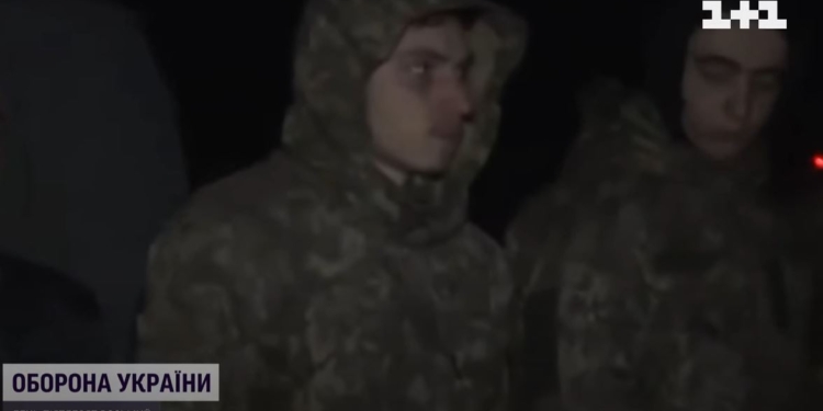 Рашисты выдают похищенных в разных местах украинцев за сдавшихся в плен морпехов из Мариуполя – в Сумах на видео с “пленными” узнали студента (ВИДЕО)