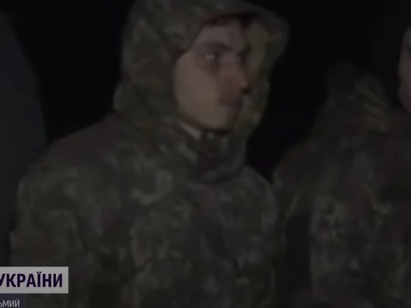 Рашисты выдают похищенных в разных местах украинцев за сдавшихся в плен морпехов из Мариуполя – в Сумах на видео с “пленными” узнали студента (ВИДЕО)