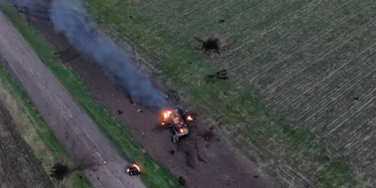 Куда по посеяному?! ВСУ уничтожили вражеский танк, выехавший на поле (ВИДЕО)