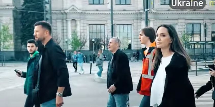 Анджелина Джоли во Львове попала в воздушную тревогу (ВИДЕО)