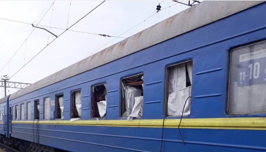 Рашисты обстреляли Запорожье, в эвакуационном поезде на Львов выбило окна (ФОТО) 3