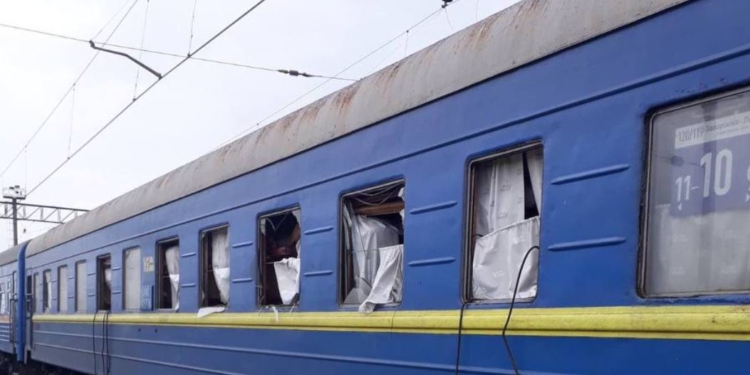 Рашисты обстреляли Запорожье, в эвакуационном поезде на Львов выбило окна (ФОТО)