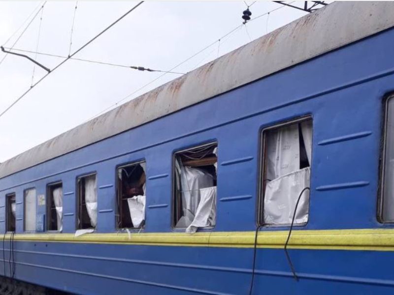 Рашисты обстреляли Запорожье, в эвакуационном поезде на Львов выбило окна (ФОТО)
