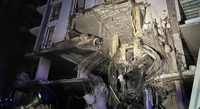 В результате попадания ракеты в жилой дом в Киеве пострадали 10 человек (ФОТО, ВИДЕО)