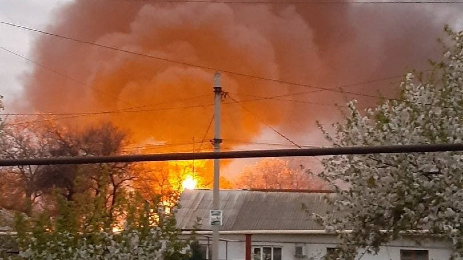 В Донецке горит нефтебаза (ФОТО, ВИДЕО)