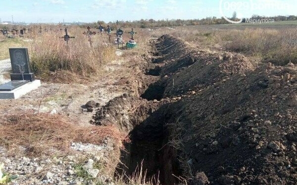Под Мариуполем рашисты разрушили кладбище – давили могилы танками