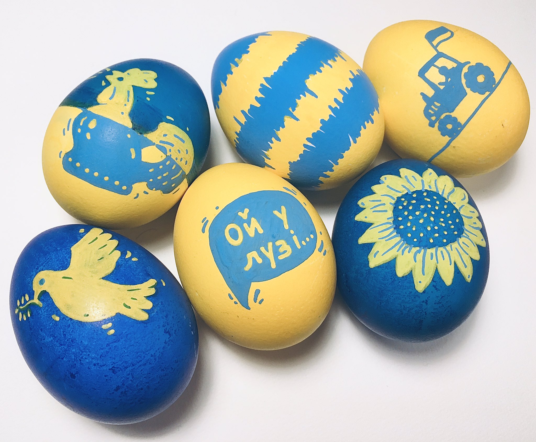 Дизайнер из Литвы презентовала крашанки в цветах украинского флага (ФОТО)