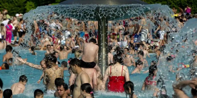 Немцы экономят: в открытых берлинских  бассейнах вода будет на 2 градуса холоднее (ФОТО)