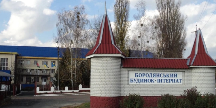 “Они пришли записать видео и просто убить нас всех”. Директор психоневрологического интерната в Бородянке рассказала, как “кадыровцы” ее заставляли быть благодарной