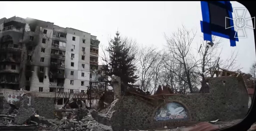 В Бородянке во время оккупации сбросили бомбу на 9-этажку, и рашисты не дали откопать тех, кто был в подвале (ВИДЕО) 1
