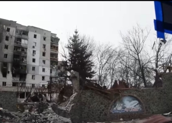 В Бородянке во время оккупации сбросили бомбу на 9-этажку, и рашисты не дали откопать тех, кто был в подвале (ВИДЕО)