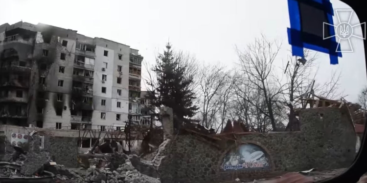 В Бородянке во время оккупации сбросили бомбу на 9-этажку, и рашисты не дали откопать тех, кто был в подвале (ВИДЕО)