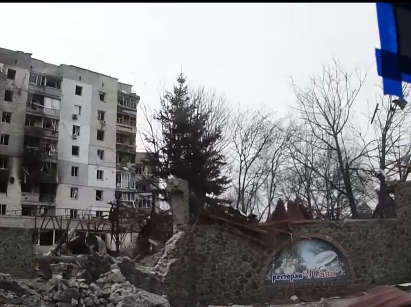 В Бородянке во время оккупации сбросили бомбу на 9-этажку, и рашисты не дали откопать тех, кто был в подвале (ВИДЕО)