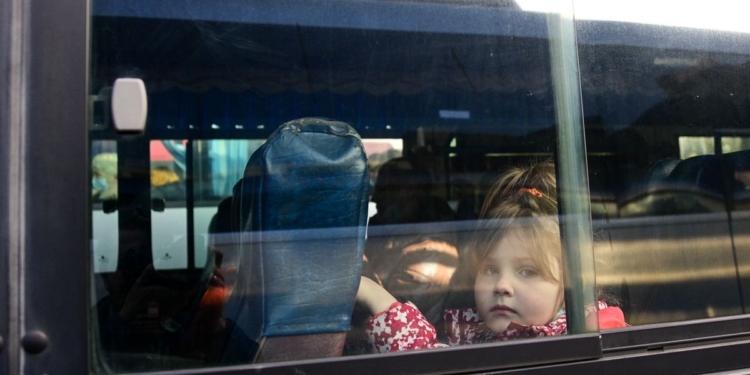 Рашисты вывозят мариупольцев с детьми во Владивосток, минимизируя их шансы вернуться на Родину