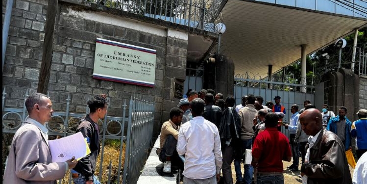 В Эфиопии местные мужчины обивают порог посольства рф – хотят воевать в Украине (ФОТО)