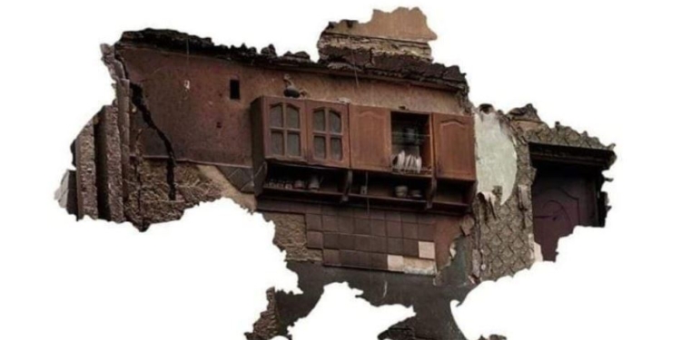 “Будь таким же сильным”. Новым символом войны стал висящий в разрушенной многоэтжке шкаф с уцелевшей посудой (ФОТО)