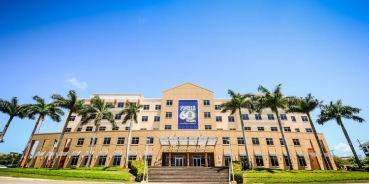 На Каймановых островах заморозили связанные с Россией активы на $7,3 млрд