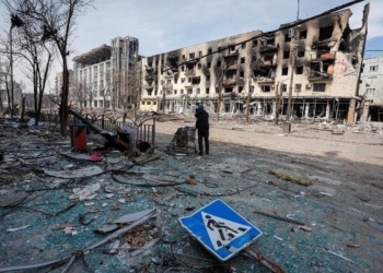 ГУЛАГ жив? Освенцим – можем повторить? Жителям Мариуполя рашисты дают поесть только после разбора завалов