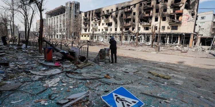 ГУЛАГ жив? Освенцим – можем повторить? Жителям Мариуполя рашисты дают поесть только после разбора завалов