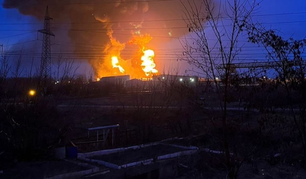 В РФ утверждают, что нефтебаза в Белгороде загорелась после авиаударов. Вертолеты действительно были (ВИДЕО) 1